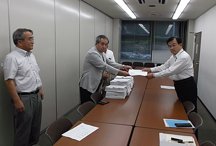 厚労省の森口課長(右)に要望書と署名を提出する河原会長(中央)